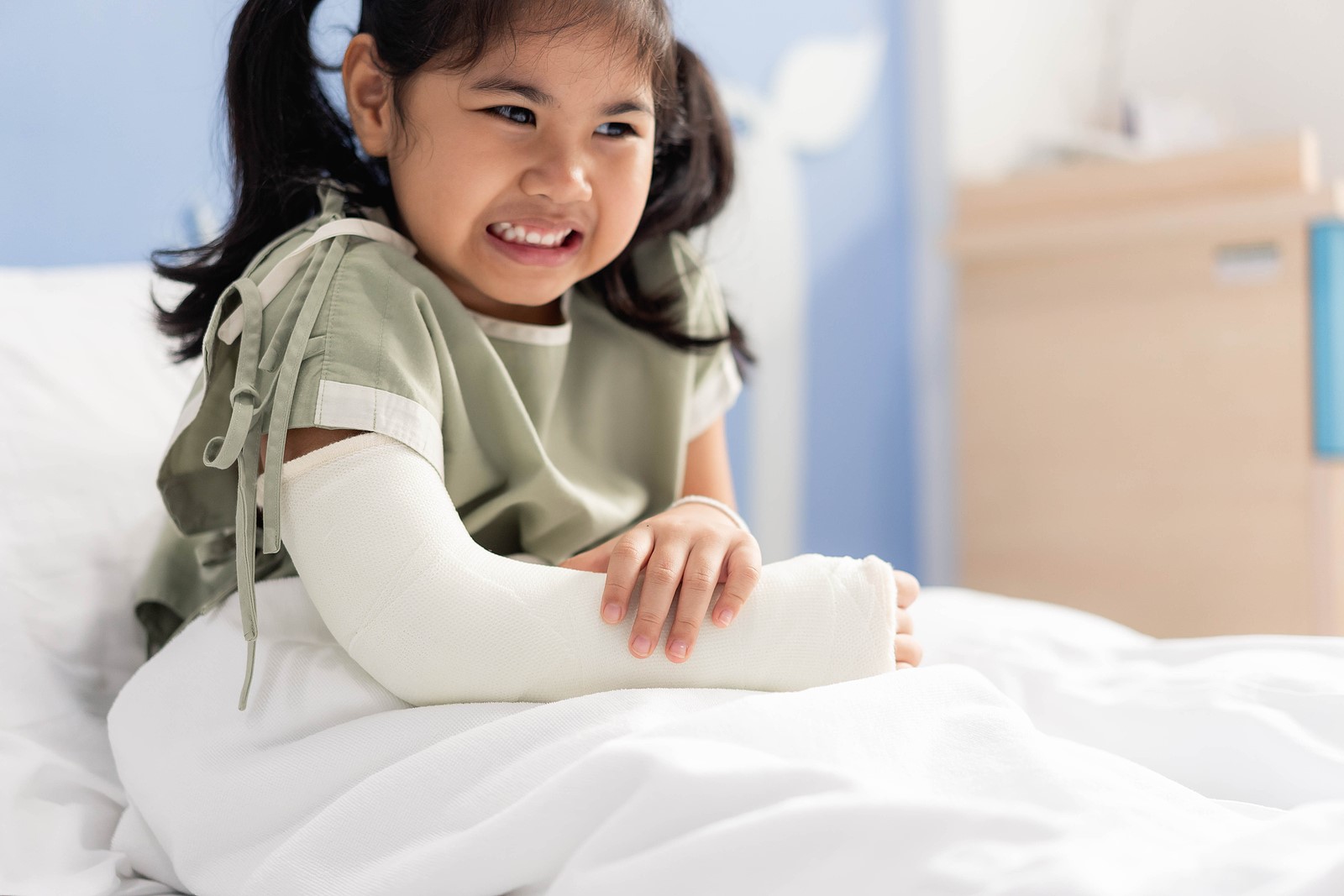 Signs Of a Broken Bone in Children